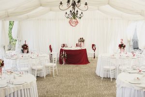 Wesele pod namiotem – pomysły i inspiracje na dekoracje ślubne