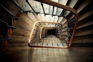 Schody zabiegowe czy schody kręcone? Którą opcję rozważyć, wybierając schody wewnętrzne?
