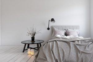 Narzuta i pościel do sypialni – jakie materiały będą najbardziej odpowiednie?