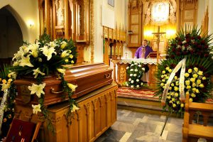 Ceremonia pogrzebowa w obrządku katolickim – jak wygląda i z jakich etapów się składa?