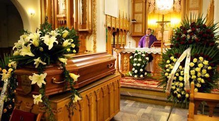 Ceremonia pogrzebowa w obrządku katolickim – jak wygląda i z jakich etapów się składa?